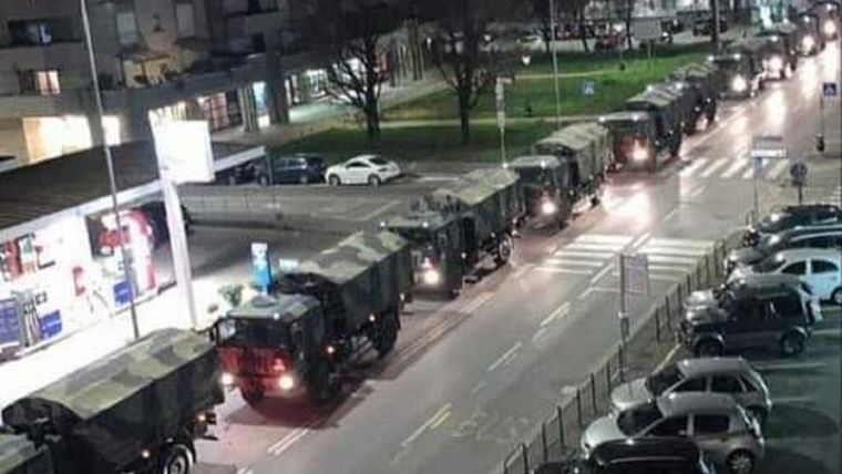 Un convoy de camiones del Ejército italiano cargado con cadáveres de los fallecidos en Bérgamo.