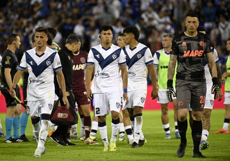 Braian Romero y Vélez, cabizbajos tras el 0-0 en el José Amalfitani. Foto: FotoBaires