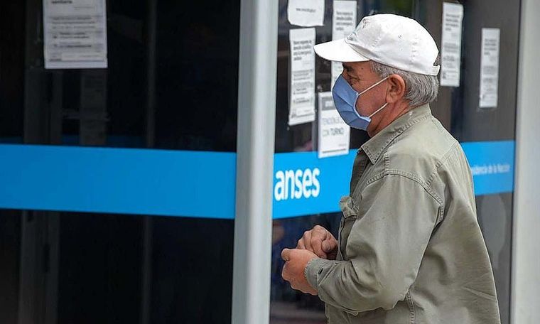 Desde diciembre los jubilados y pensionados tendrán un aumento.