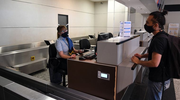 Los pasajes al exterior de Aerolíneas vienen con cobertura ante un posible contagio de coronavrus Foto: ALF PONCE MERCADO / MDZ
