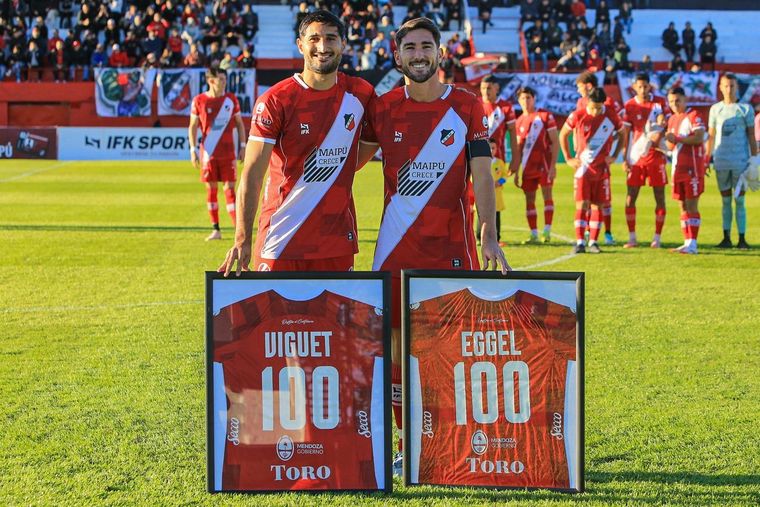 Reconocimiento a Matías Viguet y Marcelo Eggel por cumplir 100 partidos con la camiseta del Club Deportivo Maipú. Reconocimiento a Matías Viguet y Marcelo Eggel por cumplir 100 partidos con la camiseta del Club Deportivo Maipú. 