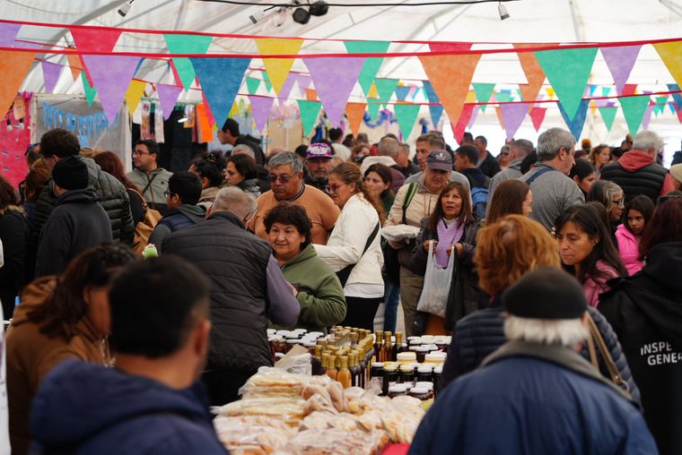 La Feria de Pescadores Artesanales ofrece un abanico de sabores frescos y auténticos. La Feria de Pescadores Artesanales ofrece un abanico de sabores frescos y auténticos.