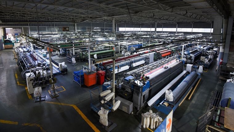 Agrinet es una de las fábricas de redes de protección agrícola más grandes del mundo. Foto: Santiago Tagua/MDZ
