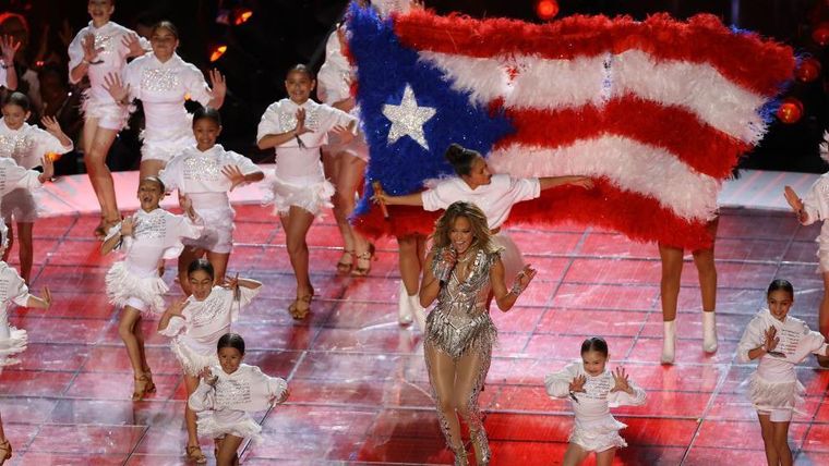 Jennifer Lopez también usó la bandera de Puerto Rico durante su presentación en el show de medio tiempo del Super Bowl 2020; sin embargo, la suya llevaba el triángulo azul oscuro.