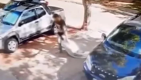 El pedófilo trasladando a su víctima Foto: Captura de video