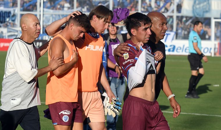 El sábado, Godoy Cruz empató con Riestra y descendió a la Primera Nacional. El sábado, Godoy Cruz empató con Riestra y descendió a la Primera Nacional. 