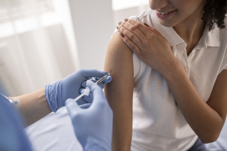 La vacuna contra el HPV previene el cáncer de cuello de útero.