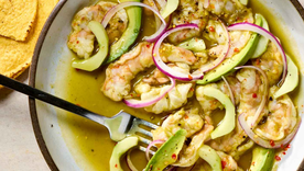 El aguachile nació en la sierra, donde solo llevaba chile chiltepín y agua; el camarón se añadió mucho después. El aguachile nació en la sierra, donde solo llevaba chile chiltepín y agua; el camarón se añadió mucho después.