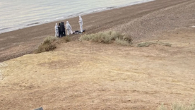 El cuerpo de la víctima fue descubierto en la playa por un vecino que caminaba por la zona