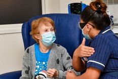 Keenan fue vacunada en el Hospital Universitario de Coventry, una ciudad en el centro de Inglaterra.