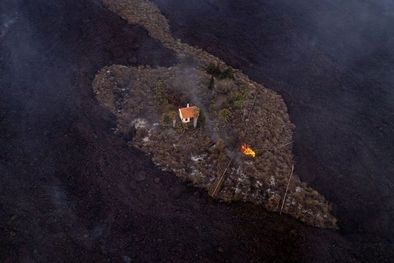 MDZol | La residencia fue bautizada la casa milagrosa por haber sido afectada por el devastador paso de la lava, como muchas otras. Foto: ALFONSO ESCALERO
