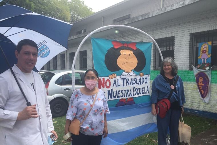 Familias de alumnos en el abrazo simbólico de hoy.