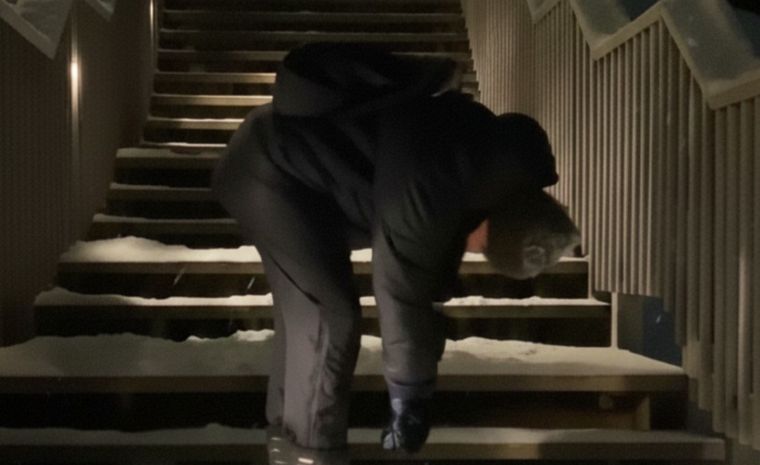 En redes sociales comenzaron a circular videos de ciudadanos de Groenlandia que, mediante una parodia imitan la postura encorvada y el letargo asociados al consumo de fentanilo en Estados Unidos.