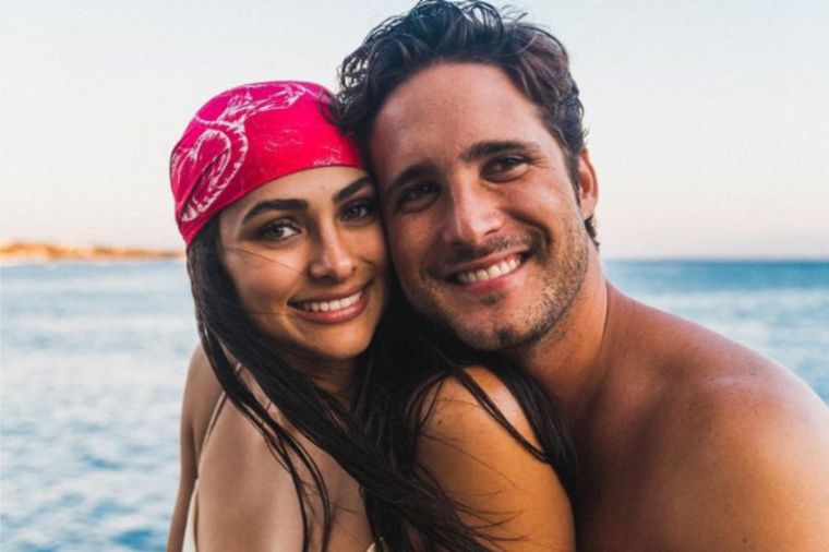Diego Boneta y Renata Notni sacudieron la red con unas sensuales fotografías. Foto: Instagram/ Diego Boneta