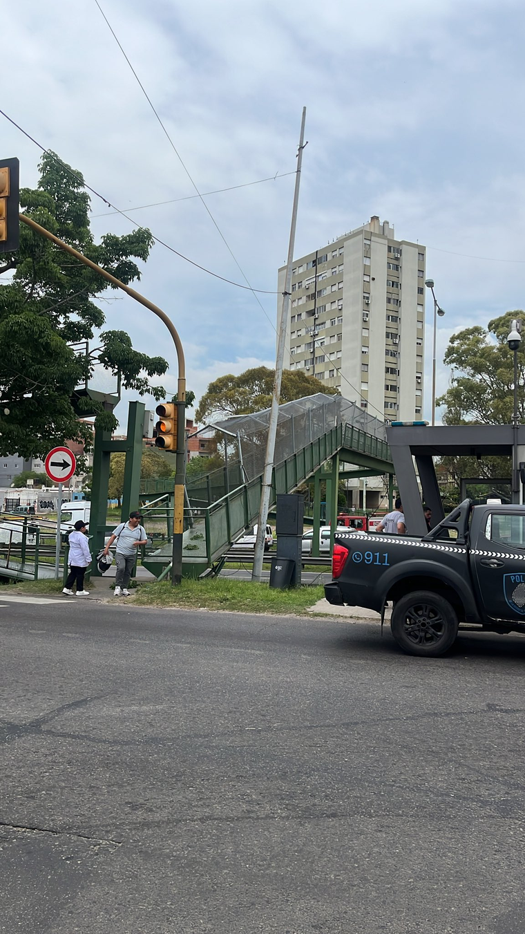 Las imágenes que difundieron en redes del puente caído. Las imágenes que difundieron en redes del puente caído.