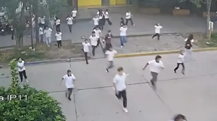 Los alumnos del colegio de San Cristóbal escapándose de los tiros. Los alumnos del colegio de San Cristóbal escapándose de los tiros.