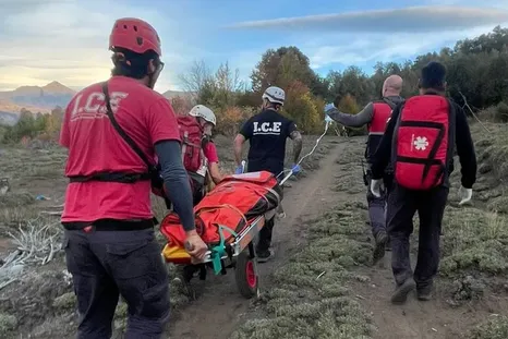 Una mujer de 48 años tuvo que ser rescatada luego de sufrir una caída mientras realizaba trekking en el Parque Nacional Lanín. Una mujer de 48 años tuvo que ser rescatada luego de sufrir una caída mientras realizaba trekking en el Parque Nacional Lanín.