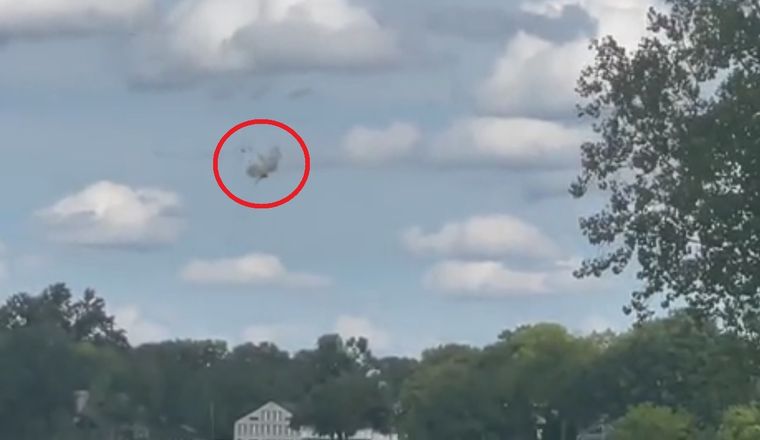 Los pilotos del avión debieron eyectarse y el momento se volvió viral. Foto: Captura de Pantalla