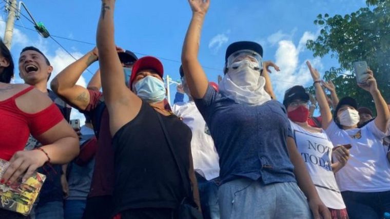 En uno de los barrios marginales más importantes de Cali hay una rotonda que se convirtió en punto de encuentro de la cultura del Paro Nacional.