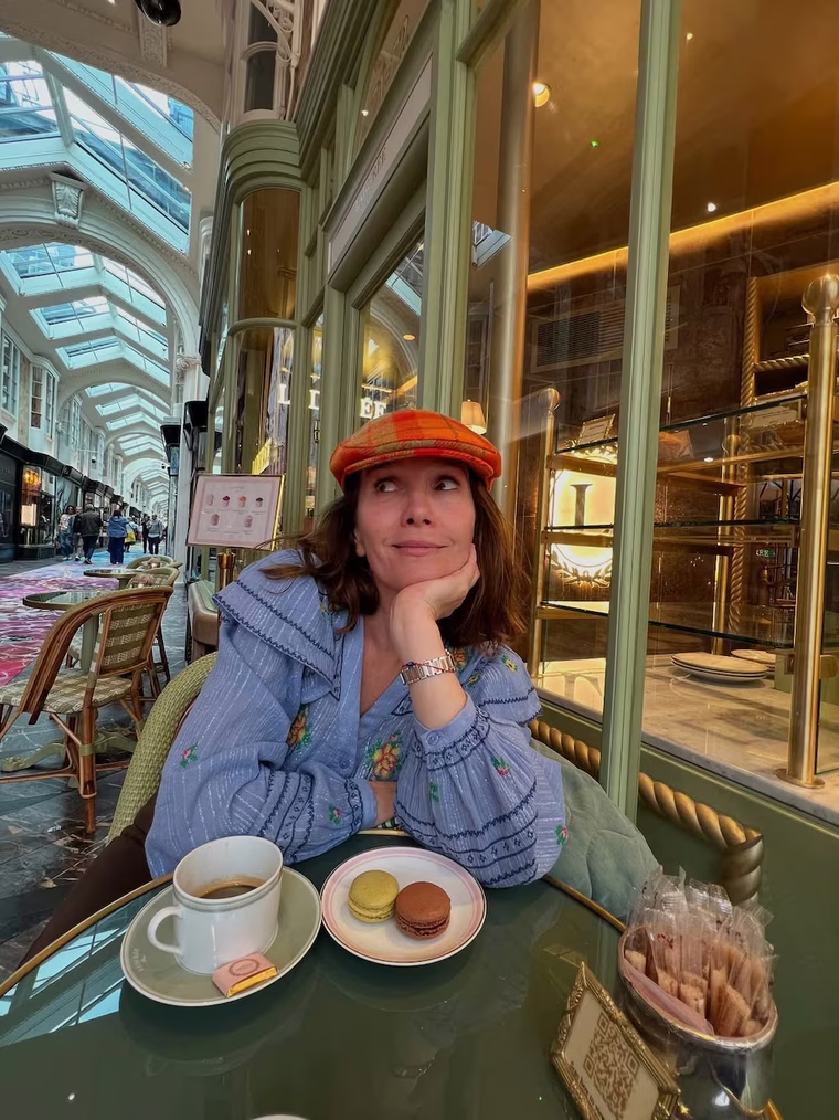 La actriz recorrió librerías y cafés con un outfit relajado, pero cargado de personalidad. La actriz recorrió librerías y cafés con un outfit relajado, pero cargado de personalidad.