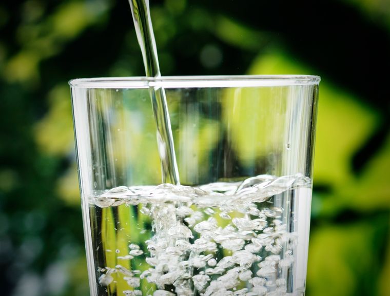 ¿Mala onda? La verdadera razón por la que se llena de burbujas un vaso de agua A veces dejamos un vaso con agua y este queda lleno de burbujas. Foto: Freepik