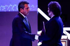 Sergio Massa y Javier Milei se saludad tras el debate Foto: NA