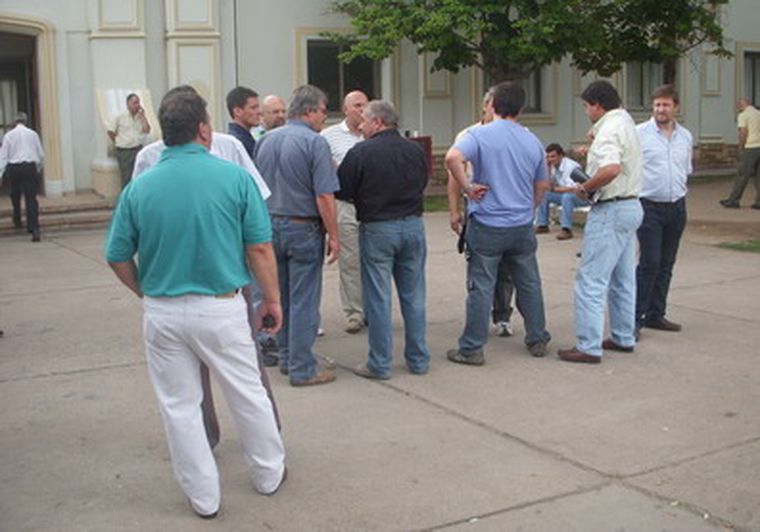 Los militantes se reencontraron mientras esperaban a Jaque. Foto: Mdz