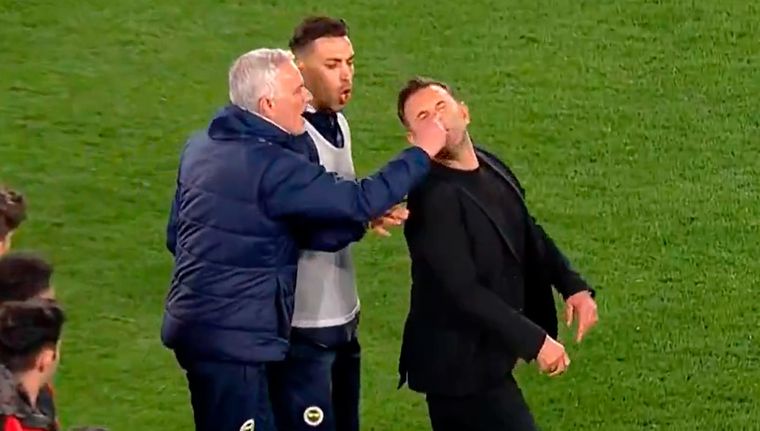 Mourinho no reaccionó de la mejor manera tras perder el clásico. Foto: Captura a-Spor