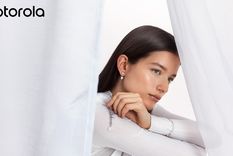 Motorola y Pantone presentan Cloud Dancer, el nuevo color del 2026.