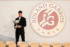 Carlos Alcaraz posa con el trofeo ganando en Roland Garros Foto: EFE