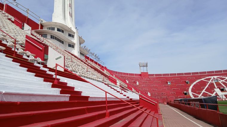 El debut de Chacho Coudet en River tendrá un marco atípico en la cancha de Huracán.