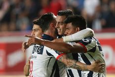Rogelio le dio el triunfo a Rayados. EFE