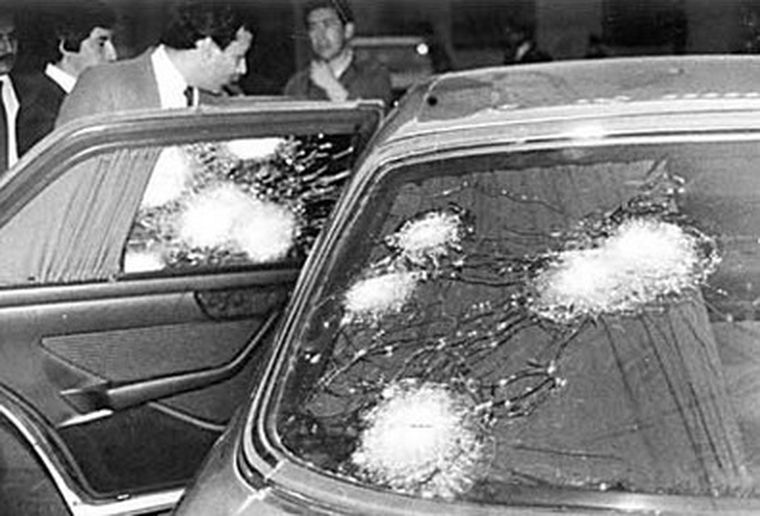 Así quedó el vehículo en el que viajaba. Foto: Web