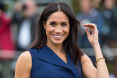 Meghan Markle es la duquesa de Sussex ? es una ex actriz estadounidense, miembro de la familia real británica tras contraer matrimonio con el príncipe Enrique. Foto: InStyle -  https://imagesvc.meredithcorp.io/v3/mm/image?url=https%3A%2F%2Fstatic.onecms.io%2Fwp-content%2Fuploads%2Fsites%2F14%2F2021%2F03%2F03%2Fmeghan-markle-social-2000.jpg