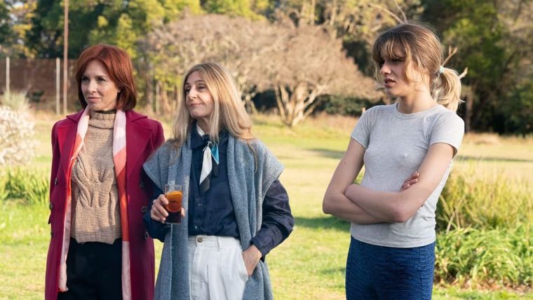 La dirección de Ana Katz logra un equilibrio perfecto entre la comedia negra y la observación social de la élite porteña. La dirección de Ana Katz logra un equilibrio perfecto entre la comedia negra y la observación social de la élite porteña.