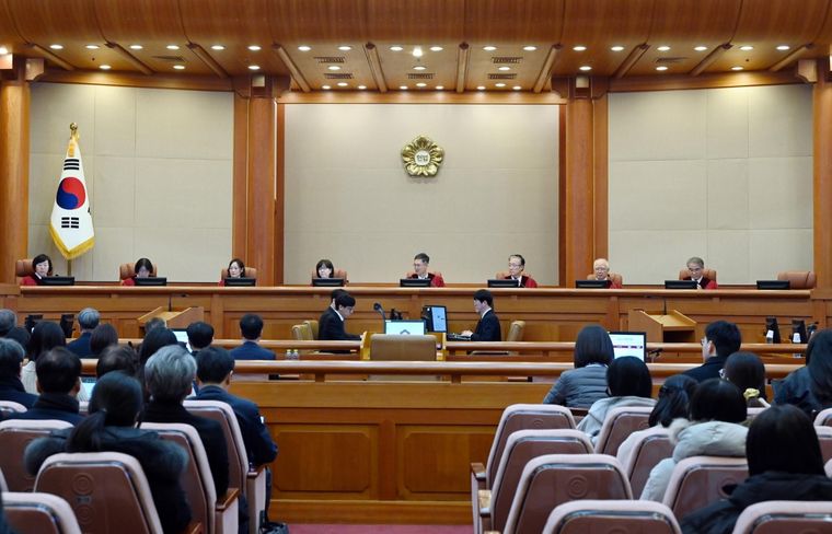 El Tribunal Constitucional de la República de Corea inició este martes la primera audiencia del juicio político contra el presidente Yoon Suk-yeol Foto: EFE