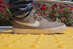 Las baldosas podotáctiles permiten que las personas no videntes pueden circular de manera independiente por la ciudad.