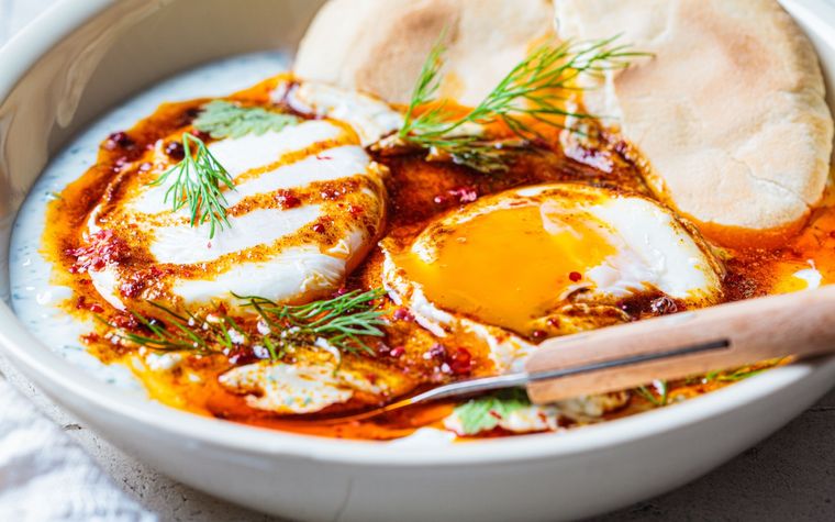 Huevos turcos Una receta simple y deliciosa para hacer en minutos. Foto: Shutterstock
