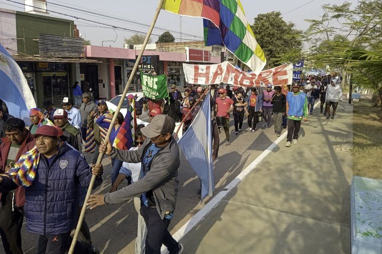 Movilización Wichí, Qom y Criollos La movilización de las comunidades de los pueblos originarios,Wichí, Qom y Criollos de El Impenetrable que se realizó el pasado 17 de agosto en la ciudad de Castelli, Chaco, en protesta por la situación económica de las comunidades. Foto: NA