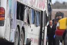 Así quedó el colectivo que traía hinchas de Boca Foto: Télam