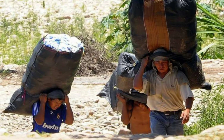 Bagalleros cruzando el Río Bermejo en la soltera entre Salta y Bolivia. Foto: X