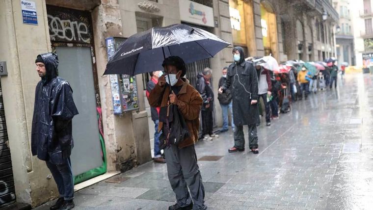 Cola en la parroquia de Santa Anna en Barcelona (España) para obtener alimentos. 20 de abril de 2020.