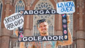 El delantero de Barracas Central se recibió de abogado y marcó un hecho inédito en el fútbol argentino profesional. El delantero de Barracas Central se recibió de abogado y marcó un hecho inédito en el fútbol argentino profesional.