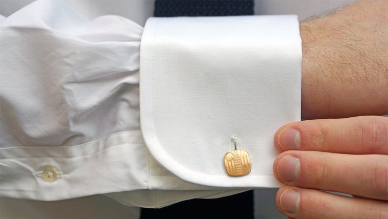 Cómo evitar que se arrugue tu camisa blanca. Foto: BondSuits (bondsuits.com)