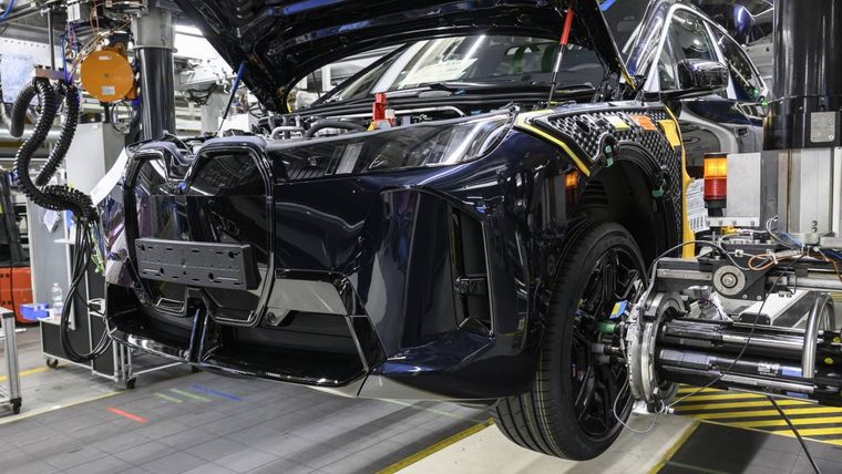 La actualización del BMW iX celebró el inicio de la producción en Dingolfing, Alemania.