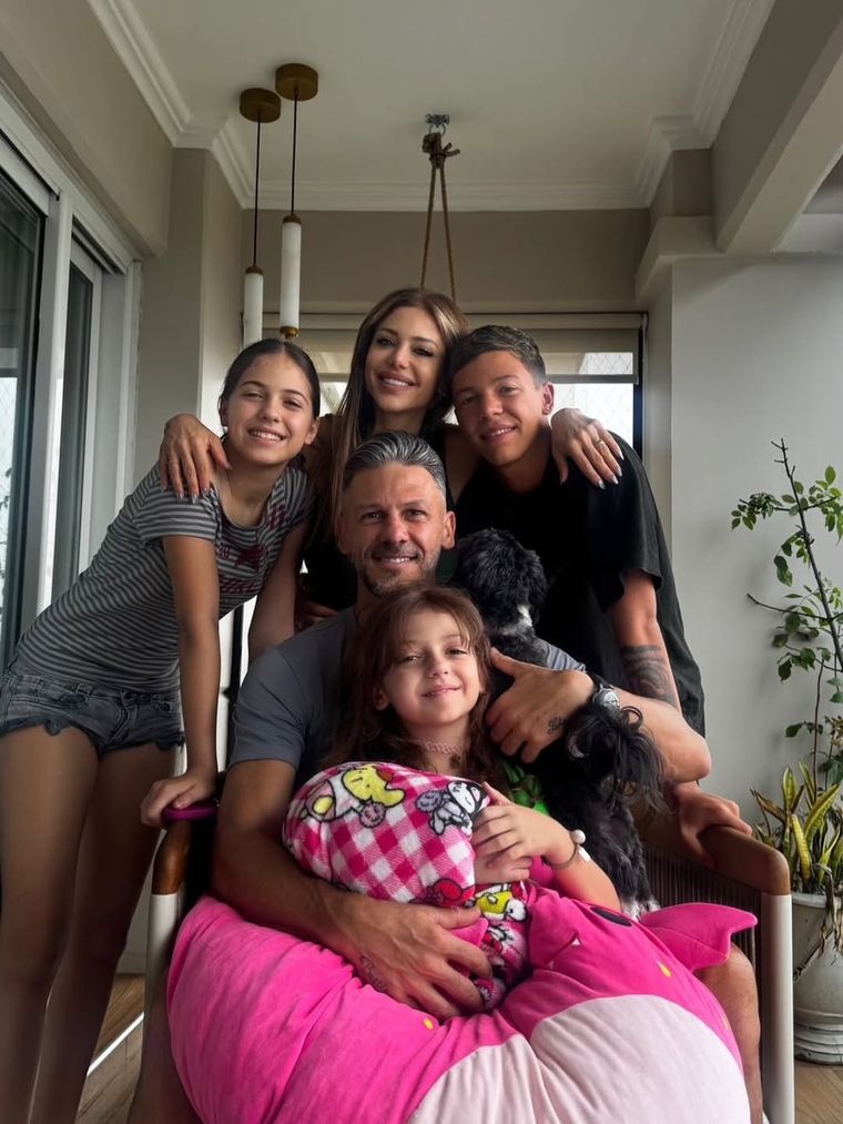 La foto favorita de Lola Demichelis junto a sus padres y hermanos. La foto favorita de Lola Demichelis junto a sus padres y hermanos.