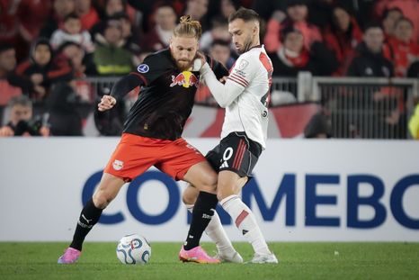 El delantero paraguayo Isidro Pitta aguanta la pelota ante la marca de Germán Pezzella.&nbsp;