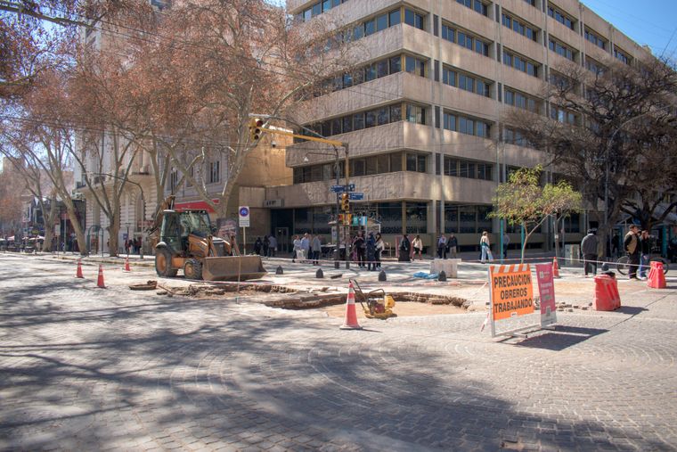 Trabajos de AYSAM generan desvíos en la intersección de San Martín y Garibaldi.