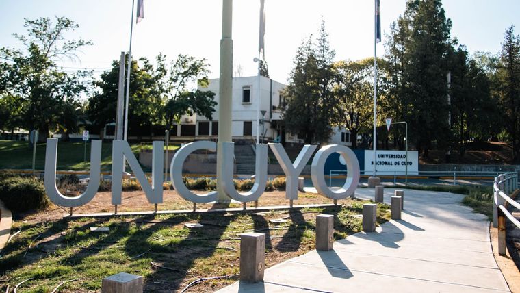 La Facultad de Ciencias Económicas de la UNCuyo lanzó propuestas virtuales y ya acumula más de 500 aspirantes de distintas provincias. La Facultad de Ciencias Económicas de la UNCuyo lanzó propuestas virtuales y ya acumula más de 500 aspirantes de distintas provincias.