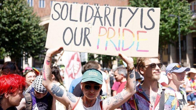 Personas de todo el país y de Europa se congregaron para marchar en solidaridad con el Orgullo húngaro.